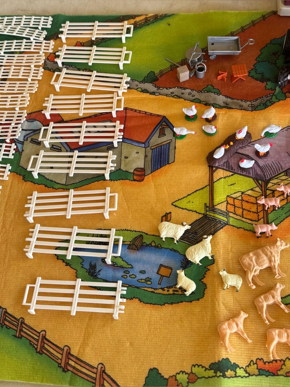1996 Playset with Red Barn and Farm Animals - Kids Toys - Picture 2 of 8